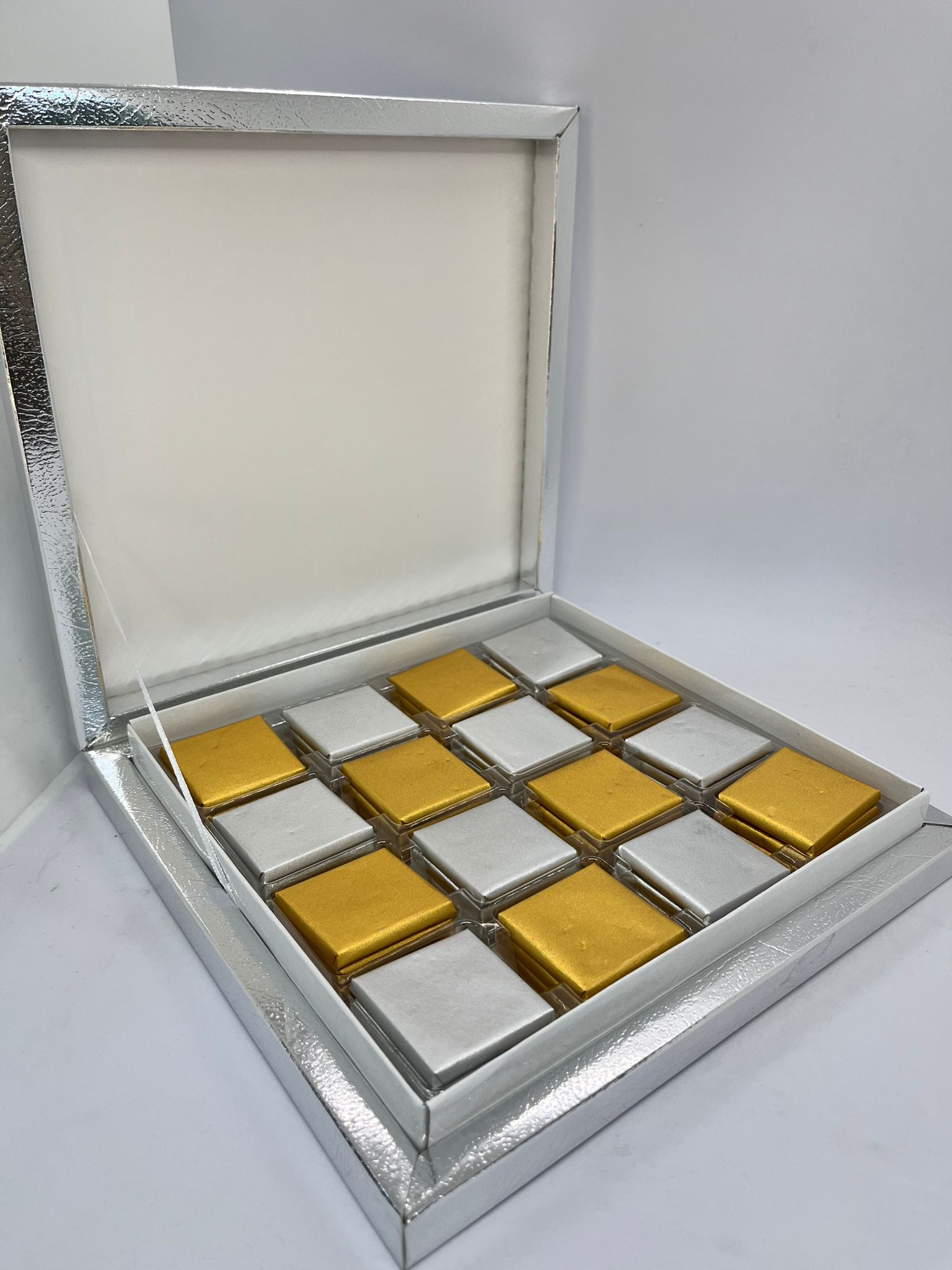 Özel Madlen Çikolata Kutusu Gümüş 330gr